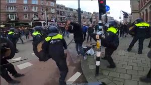 Politi slår på demonstranter med knippel i Amsterdam